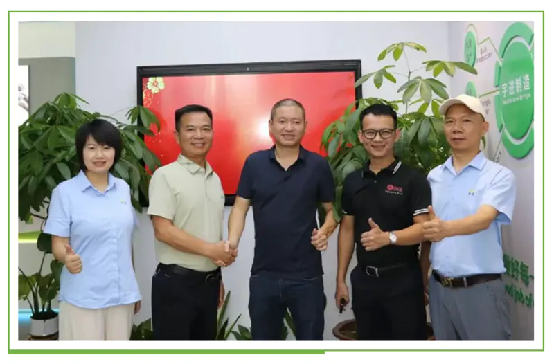 Kupujący z Wietnamu odwiedzają SPOTLESS — „Pan 4 sekundy” i małe rzeczy, które mają znaczenie